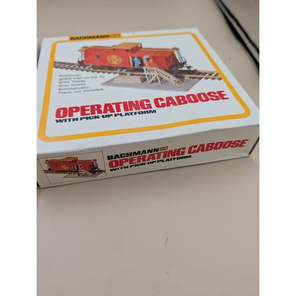 Bachmann HO Lot 2 #1428 Operating Caboose Pick-Platform & #1434 Cattle Crossing